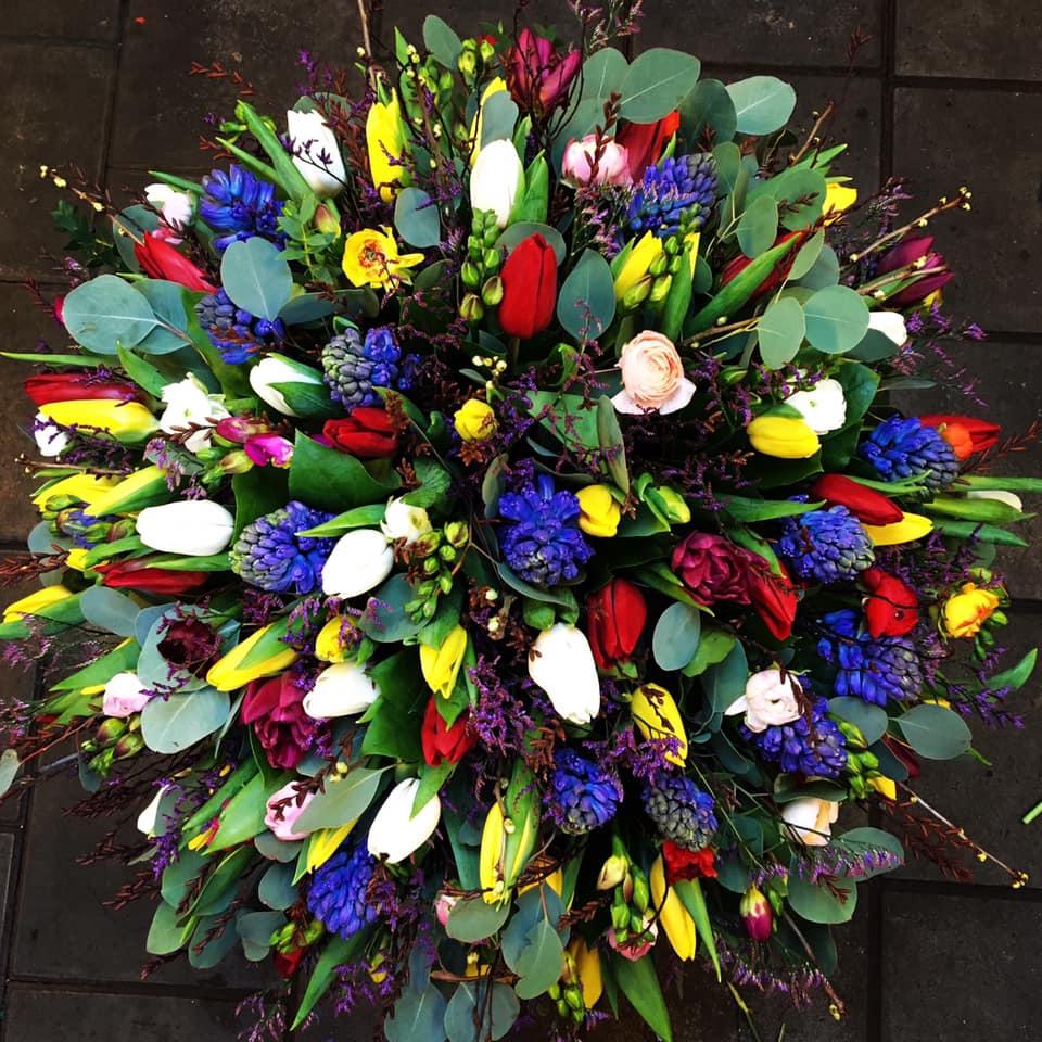 Grote bos gele, rode en blauwe bloemen